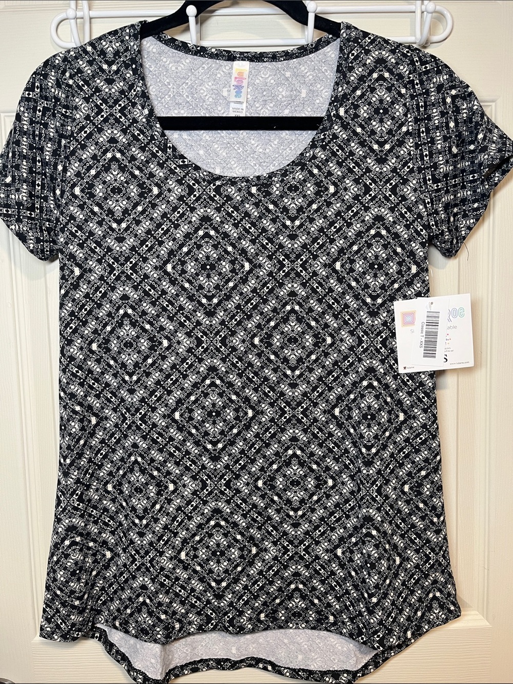 LuLaRoe Black & White Geometric Scoop Neck Short Sleeve Top